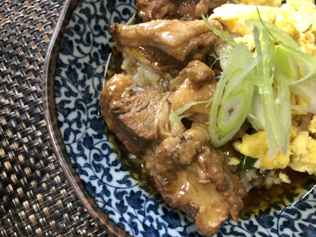 刻みねぎを乗せた豚の角煮