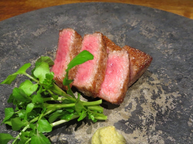 ステーキとルッコラ