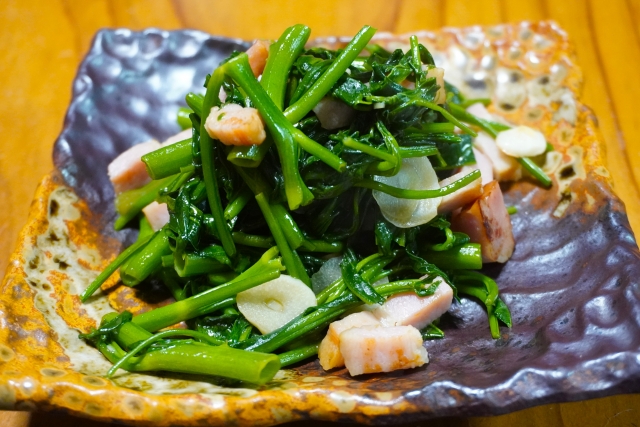 空心菜とベーコンのニンニク炒め