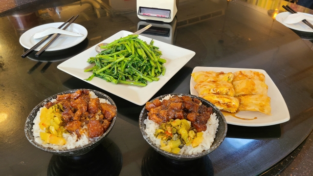 ルーローハンと空心菜炒め