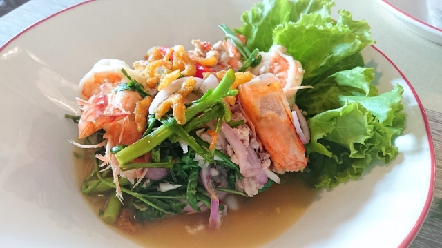 タイ料理 エビと空心菜のヤム